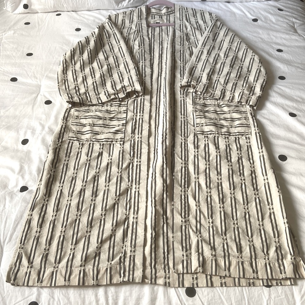 Universal Thread OS  long line kimono in cream w/ charcoal grey pattern